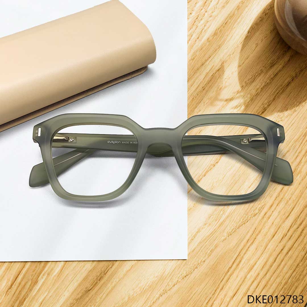 Bold and Transparent Eyeglass